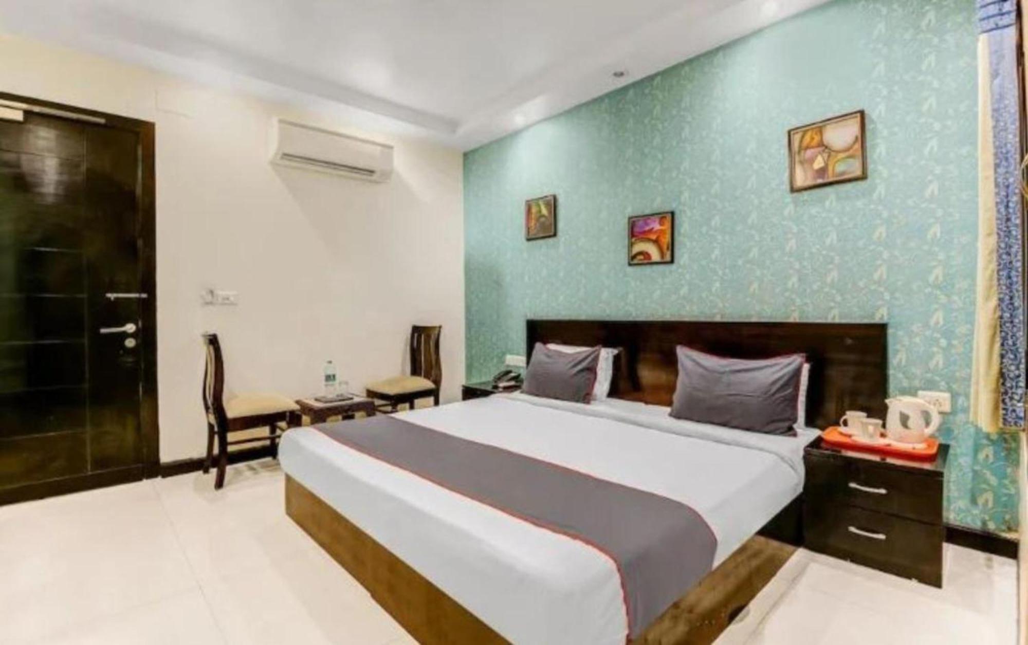 Paschim Vihar Hotel Delhi  Exterior photo