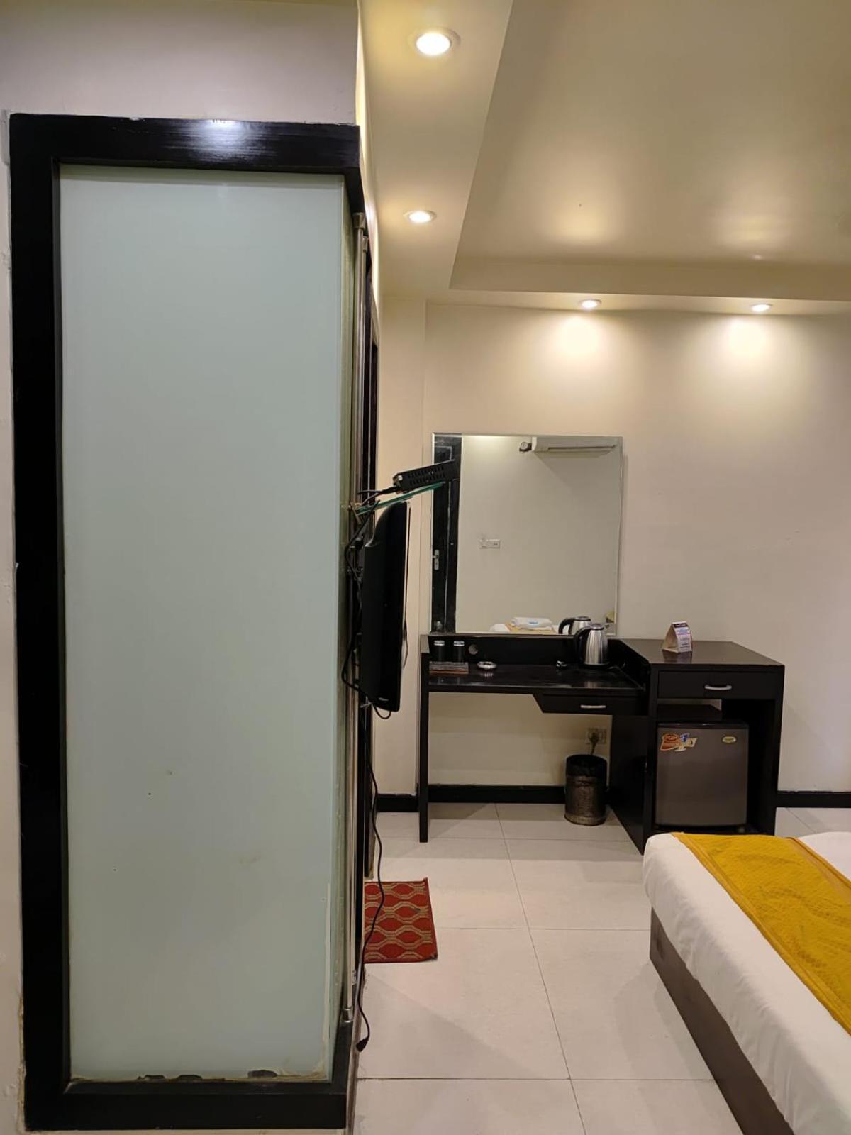 Paschim Vihar Hotel Delhi  Exterior photo