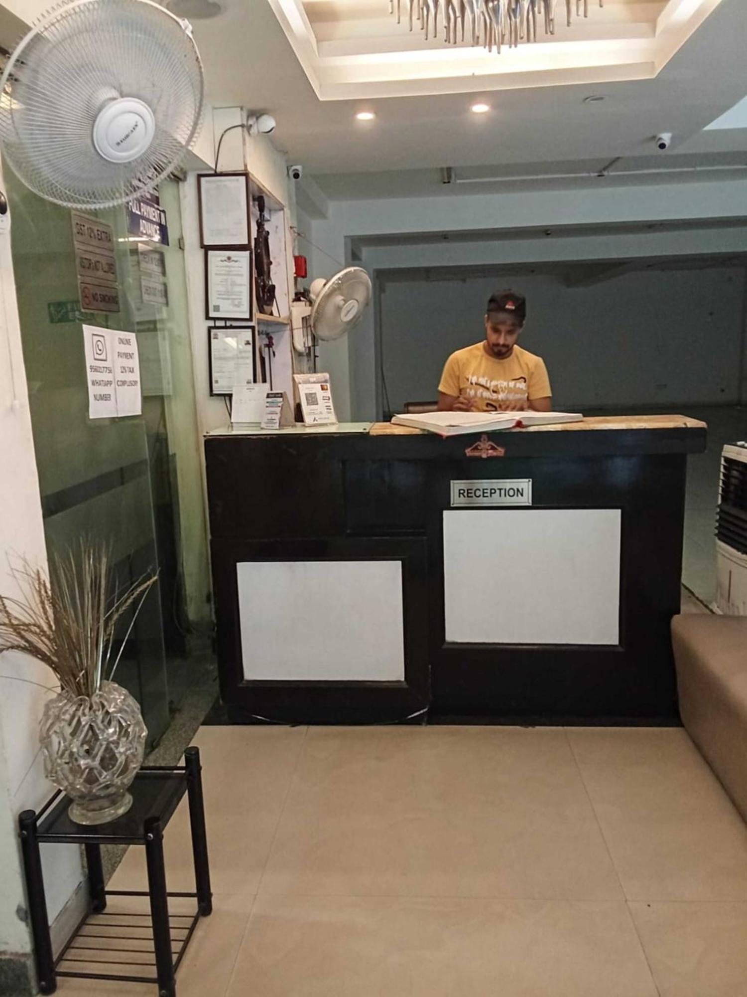 Paschim Vihar Hotel Delhi  Exterior photo