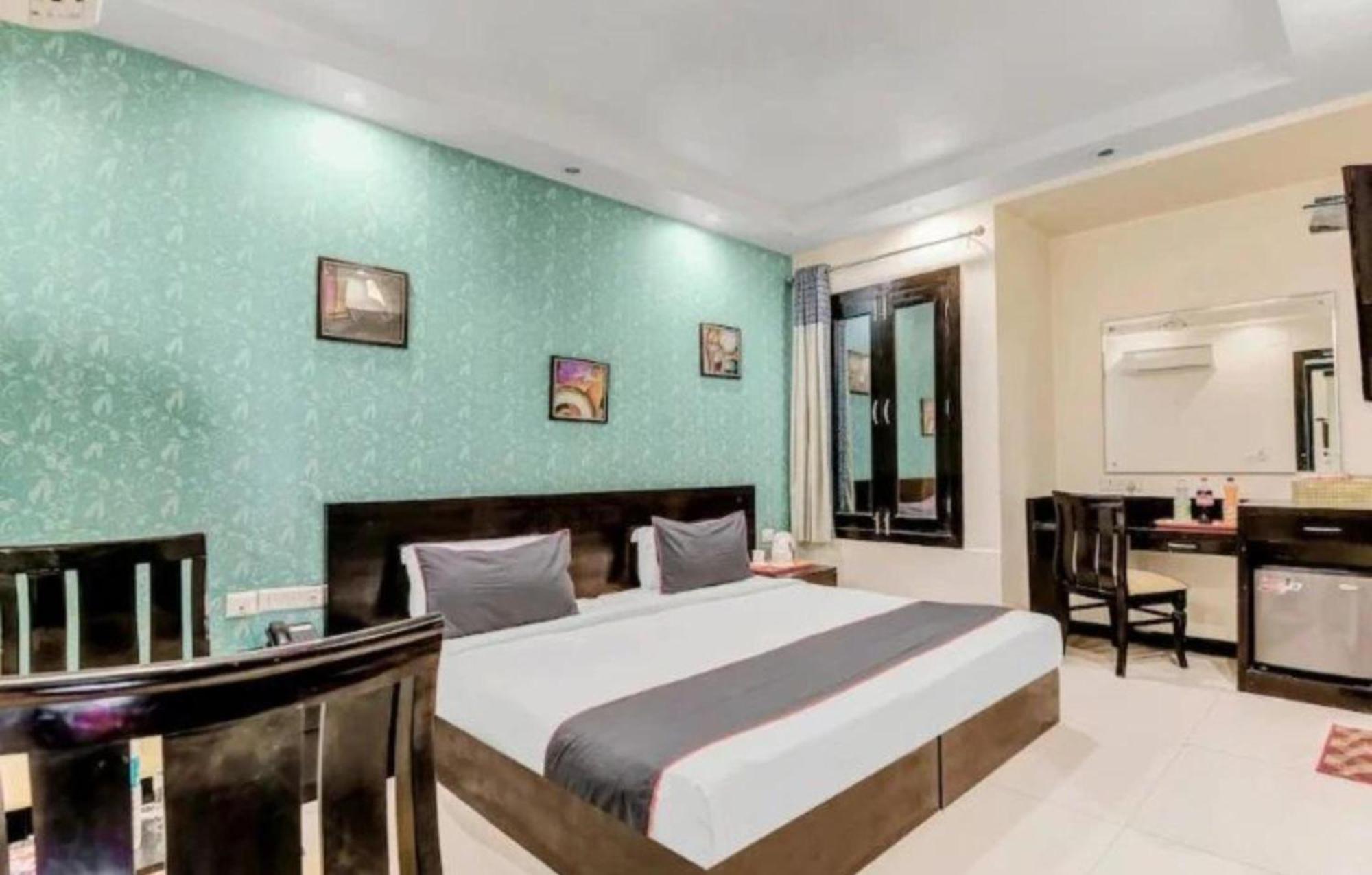 Paschim Vihar Hotel Delhi  Exterior photo